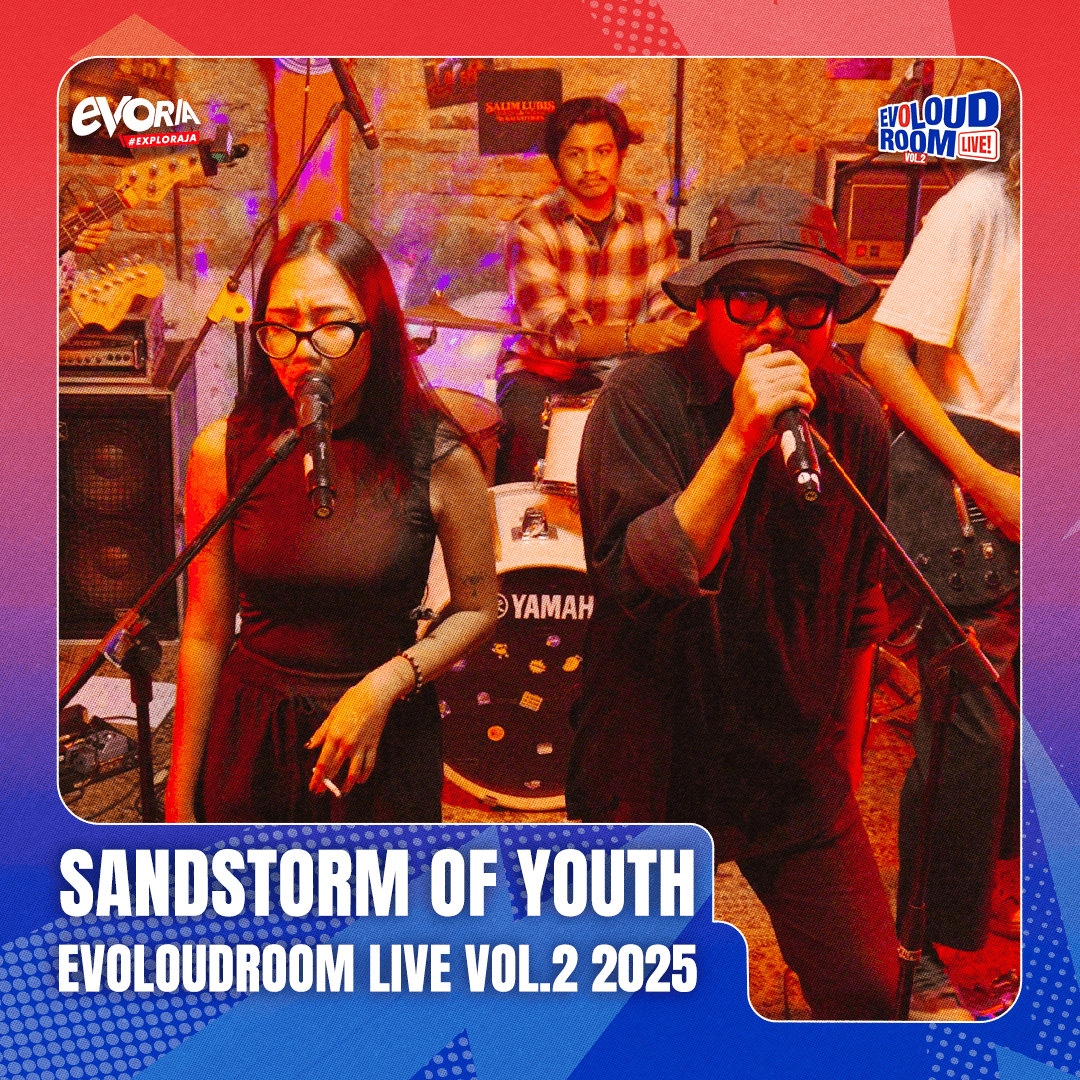 <p data-start="70" data-end="405">Sandstorm of Youth (SOY) asal Jogja hadir di EVOLOUDROOM Live Vol. 2 2025 episode kelima! Tapi jangan salah, mereka bukan sekadar band reggae biasa&mdash;SOY nge-mix reggae sama blues jadi racikan unik yang mereka sebut RnB (Reggae and Blues). Liriknya juga out of the box banget, hasil dari ide-ide liar plus sentuhan spiritual vibes.</p>
<p data-start="407" data-end="634">Ditemani bassline yang groovy dan gitar yang dreamy abis, SOY sukses bikin Evorian larut dalam ambience santai penuh energi positif. Vibes reggae-blues mereka dijamin bikin lo auto goyang, meskipun cuma nonton dari rumah!</p>