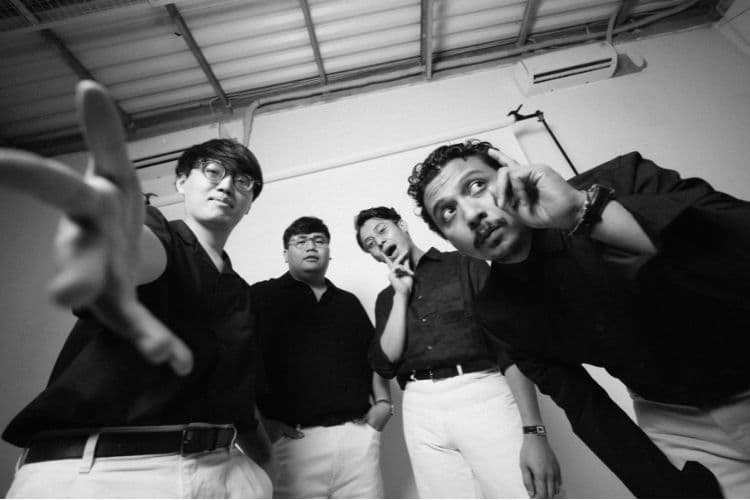 Wijaya 80 dan Sal Priadi Rilis Kolaborasi “Bulan Bintang, Garis Menyilang”